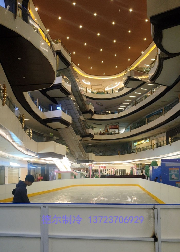 工作人員在維護(hù)冰面